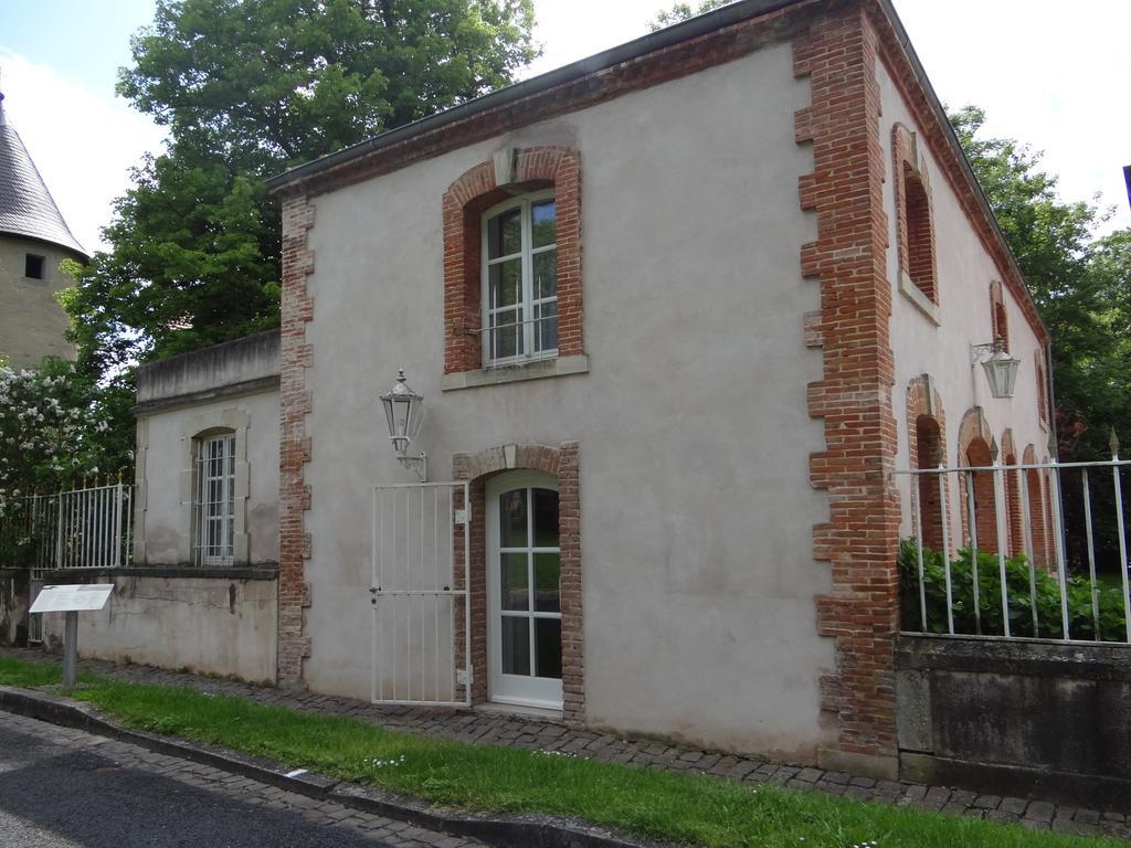 Château Mesny Gite Au Fil des Pages Vic-sur-Seille Exterior foto